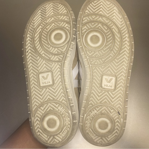 EUC/LIKE NEW VEJA V-12 VEGAN ALVEOMESH IN DUNE WHITE - SIZE 6 - Picture 15 of 16
